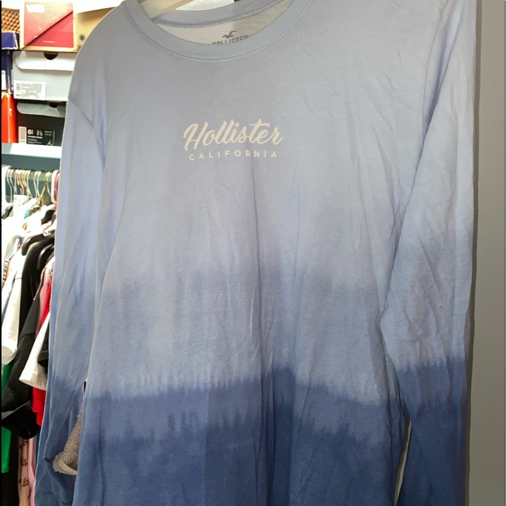 Hollister long sleeve shirt. Only been worn once.